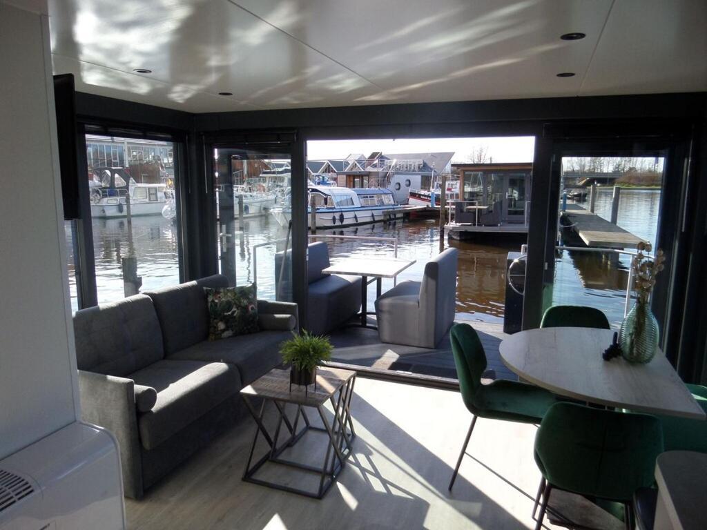 Uitgeest Modern Houseboat With Air Conditioning Located In Marina מראה חיצוני תמונה