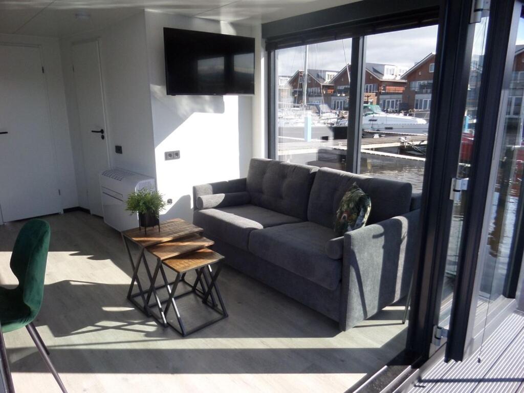 Uitgeest Modern Houseboat With Air Conditioning Located In Marina מראה חיצוני תמונה