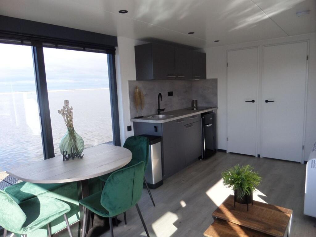 Uitgeest Modern Houseboat With Air Conditioning Located In Marina מראה חיצוני תמונה