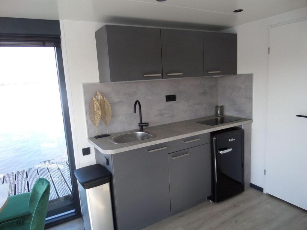 Uitgeest Modern Houseboat With Air Conditioning Located In Marina מראה חיצוני תמונה